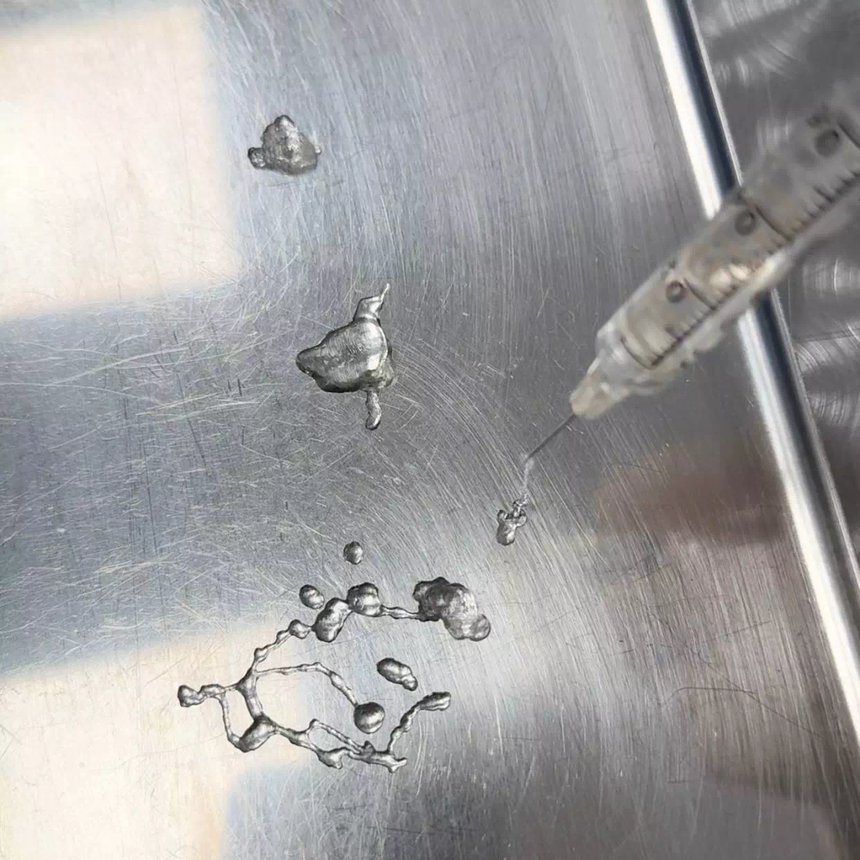 Реология филлеров: как свойства материала определяют слой и технику инъекции